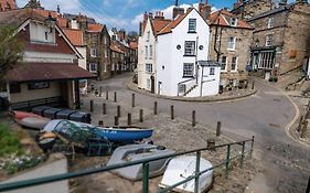 Whitby Cottage And Pool - Cinder Track Walks